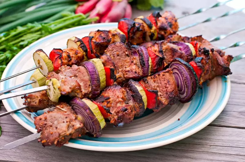Brochettes d’agneau grillées au barbecue