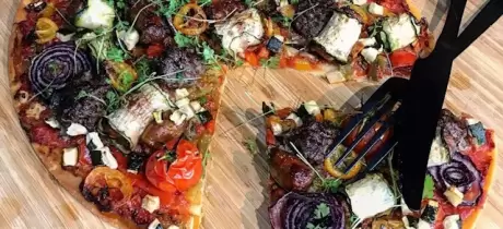 Tarte fine légumes, merguez et steaks hachés