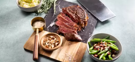 Entrecôte met aardappels, knoflook en rozemarijn