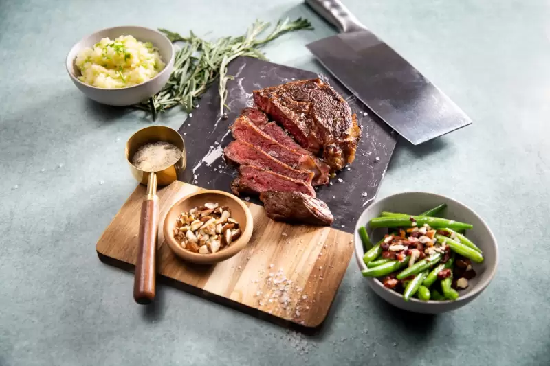 Entrecôte met aardappels, knoflook en rozemarijn