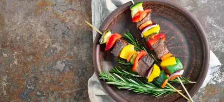Brochettes de bœuf mariné et légumes d'été