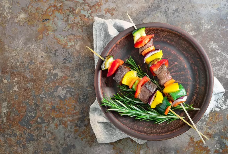 Brochettes de bœuf mariné et légumes d'été