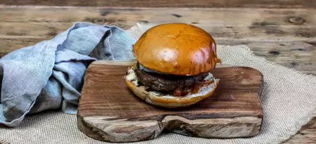 Burger au confit d'échalotes, gelée de piment et Sainte Maure de Touraine
