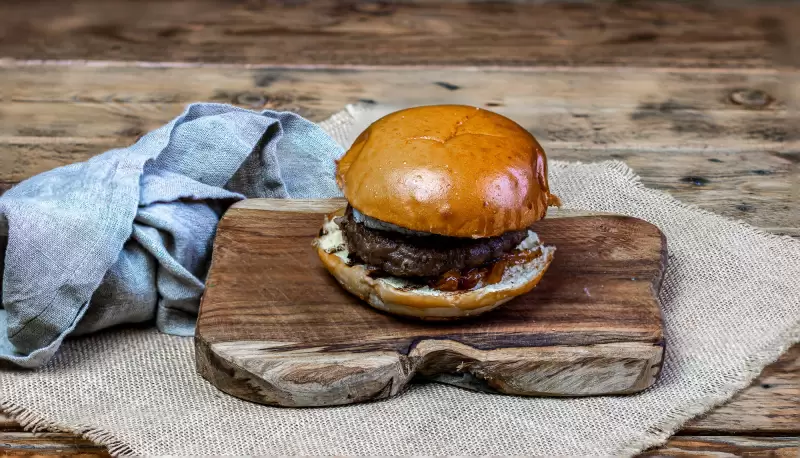 Burger au confit d'échalotes, gelée de piment et Sainte Maure de Touraine