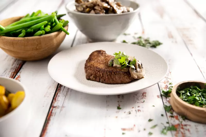 Minute steaks met champignonsaus