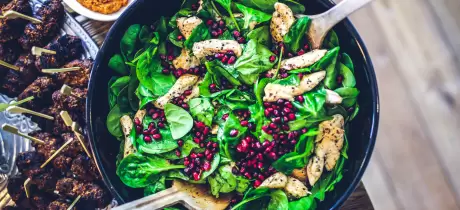 Salade au poulet et à la grenade