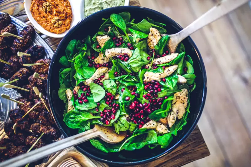 Salade au poulet et à la grenade