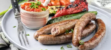 Saucisses d'agneau aux légumes grillés et salsa relevée