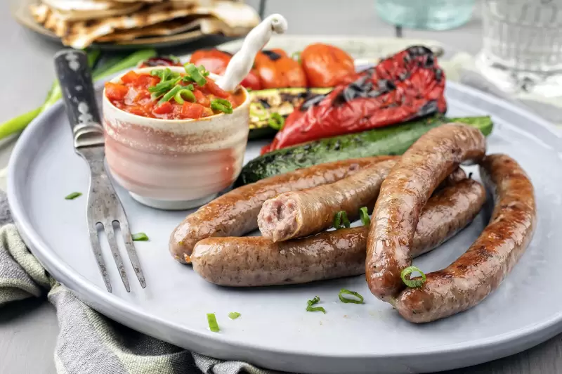 Saucisses d'agneau aux légumes grillés et salsa relevée