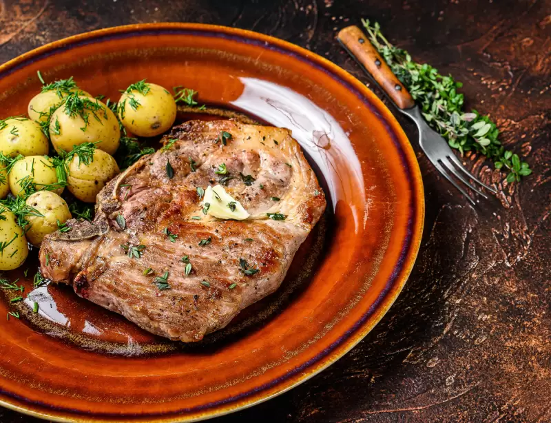 Côte d'échine et pommes de terre vapeur