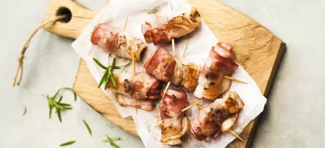 Brochette lard et pruneaux