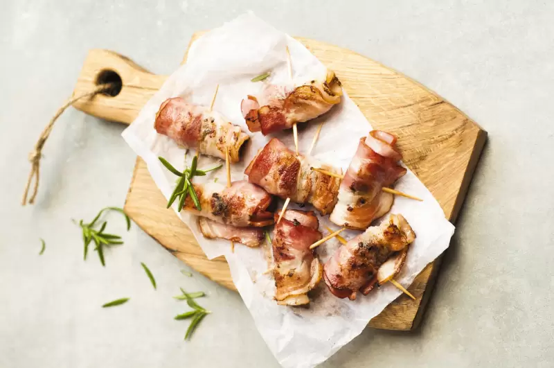 Brochette lard et pruneaux