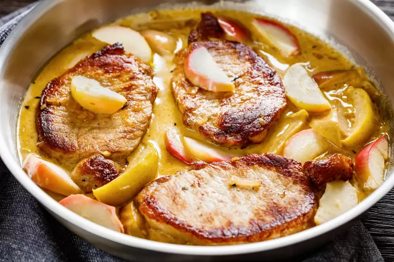 Côtes de porc aux pommes et cidre