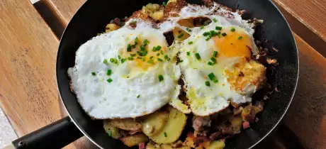 Tiroler gröstl met worst en spekjes