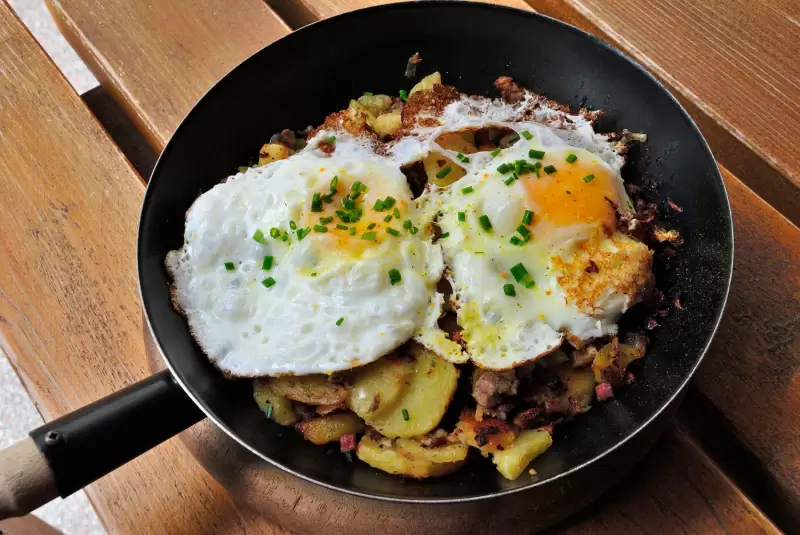 Tiroler gröstl met worst en spekjes