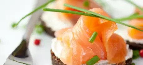 Canapés met gerookte zalm en verse bieslook