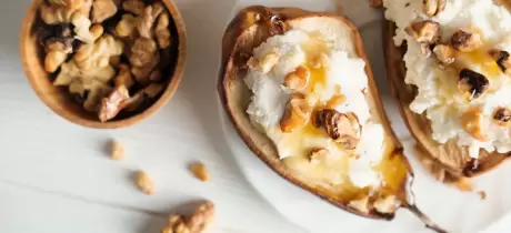 Geroosterde peer met honing en feta