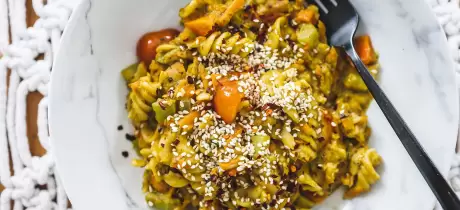 Pâtes au pesto, céleri et échine de porc