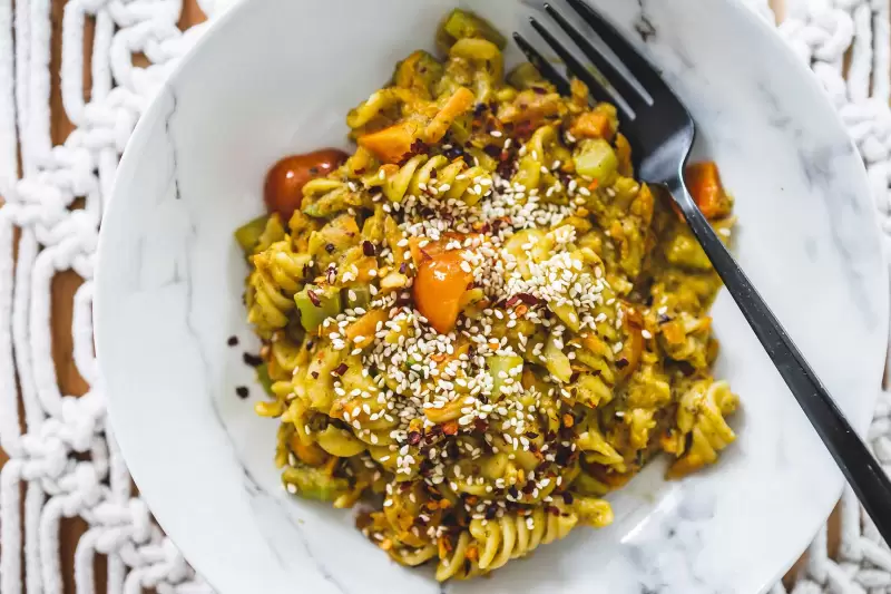 Pâtes au pesto, céleri et échine de porc