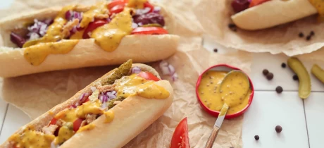 Broodje rookworst met honing-mosterdsaus