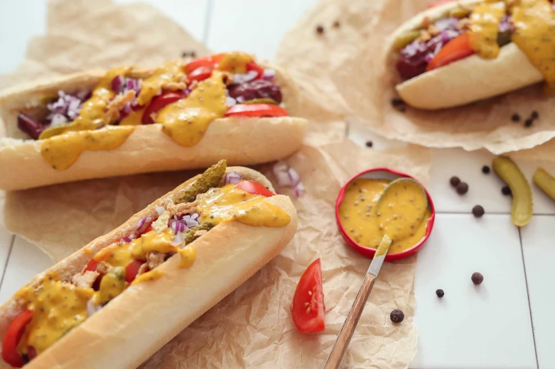 Broodje rookworst met honing-mosterdsaus