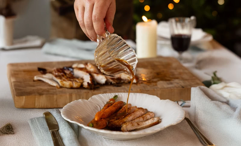 Varkenskarbonade met gember-hoisinglazuur en geroosterde worteltjes Varkenskarbonade met gember-hoisinglazuur en geroosterde worteltjes