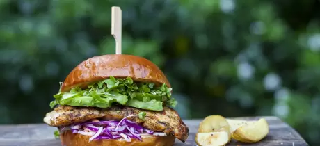 Kipburger met avocado en rode kool