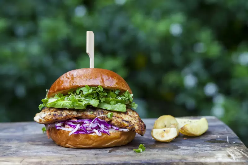 Kipburger met avocado en rode kool