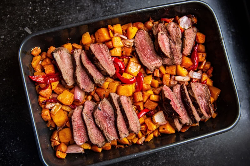 Traybake met hertenbiefstuk