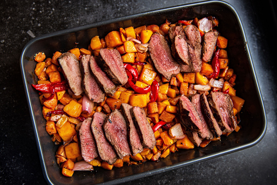 Heerlijk makkelijk en snel recept - Traybake zoete aardappel, pompoen, en hert
