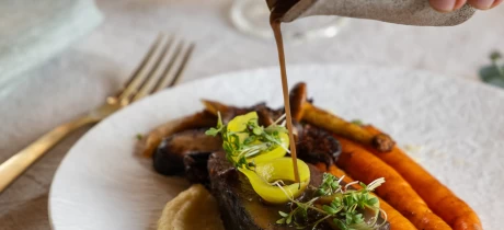 Gegaarde hertensukade met mousseline, wortel & paddenstoelen