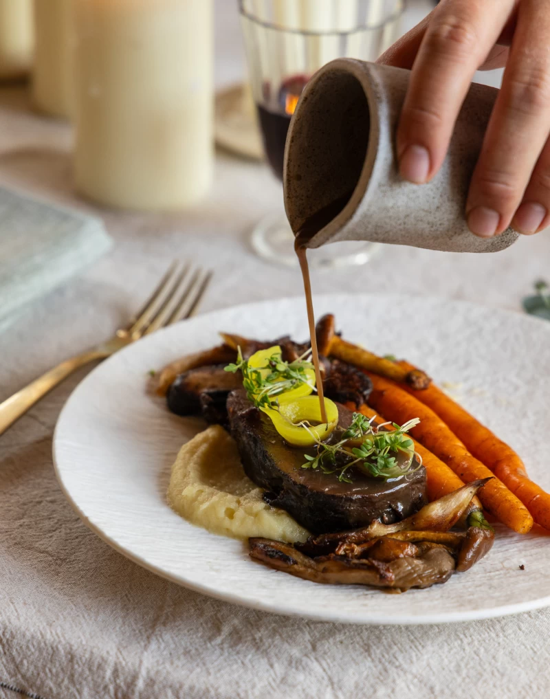 Gegaarde hertensukade met mousseline, wortel & paddenstoelen Gegaarde hertensukade met mousseline, wortel & paddenstoelen