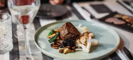 Hertenbiefstuk met pastinaakpuree en paddenstoelen