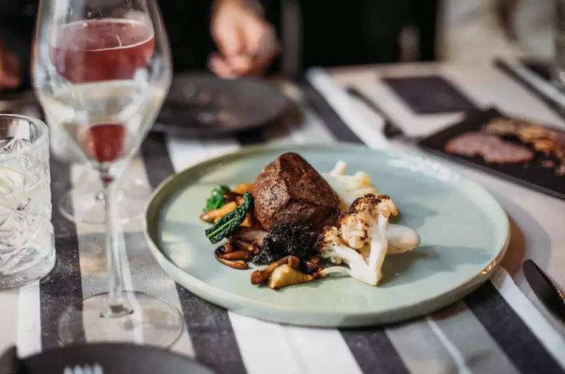 Hertenbiefstuk met pastinaakpuree en paddenstoelen