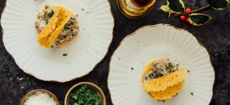 Open tompouce met paddenstoelenragout en kletskop van parmezaanse kaas