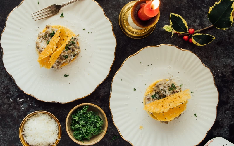 Open tompouce met paddenstoelenragout en kletskop van parmezaanse kaas